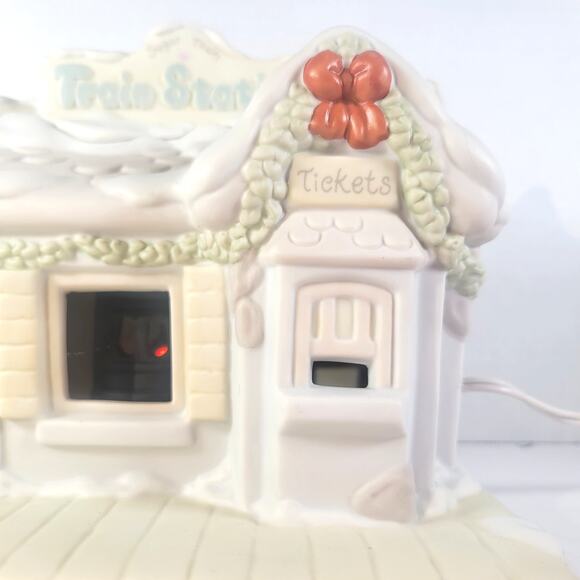 Precious Moments Sugar Town Lighted Train Station Figurine Enesco 150150 1995 - Picture 4 of 16